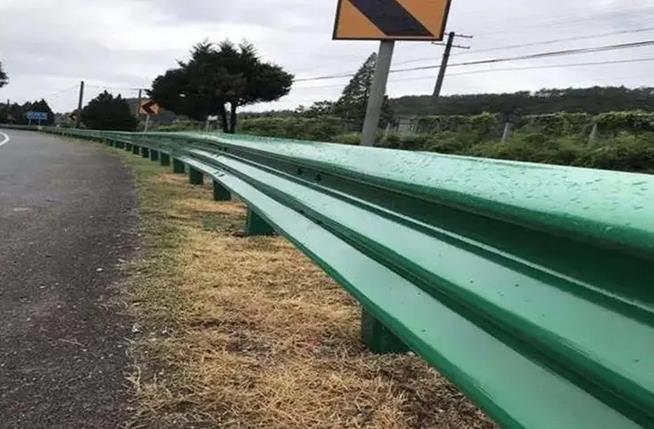 發(fā)電能力的道路隔離波形護欄板